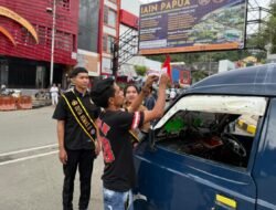 Kibarkan Semangat Kemerdekaan, Duta Humas Polda Papua Bagikan Bendera ke Pengendara