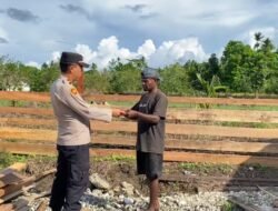 Kapolsek Pantai Timur Polda Papua Bagikan Bendera Merah Putih Kepada Masyarakat