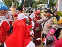 Karnaval Meriah di Jagebob, Polsek Bagikan Bendera Merah Putih untuk Anak PAUD–TK