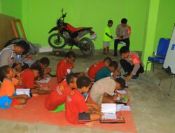 “Dari Pena ke Mimpi”, Satgas Si-Ipar Rasaka Cartenz Bantu Anak Yalimo Belajar Menulis