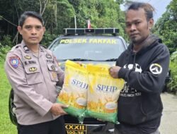 Polsek Fakfak Gelar Gerakan Pangan Murah Beras Sphp Untuk Warga