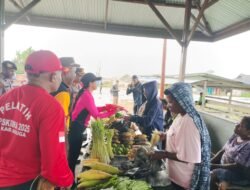 Jelang HUT RI ke-80, Polres Nduga Gelorakan Cinta Tanah Air Melalui Pembagian Bendera Merah Putih