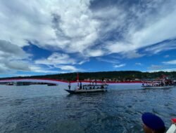 Sinergitas Polri dan Masyarakat: Pembentangan Bendera Merah Putih Raksasa di Laut Teluk Doreri dan Teluk Sawaibu Manokwari
