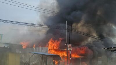 Polresta Jayapura Kota Respon Cepat Kebakaran Rumah Semi Permanen di Koya Barat