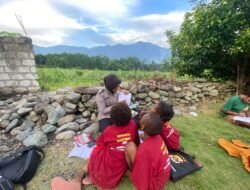 Satgas Si-Ipar Polres Jayapura Gelar Pembelajaran bagi Mama-Mama dan Anak-Anak di Kompleks Bahtera Hebron Doyo Baru