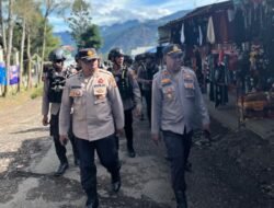 Laksanakan Patroli Jalan Kaki, Polri Hadirkan Rasa Aman Di Tengah-Tengah Masyarakat