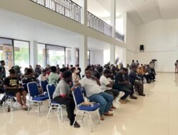 Polres Teluk Bintuni Fasilitasi Penyelesaian Adat Kasus Pemukulan Pencaker OAP 7 Suku