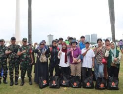 TNI Bagikan 15 Ribu Paket Sembako untuk Masyarakat di Monas