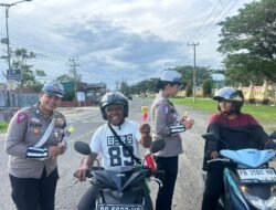 Polwan Ditlantas Polda Papua Barat Gelar Kegiatan Simpatik, Bagikan Bingkisan kepada Pengguna Jalan