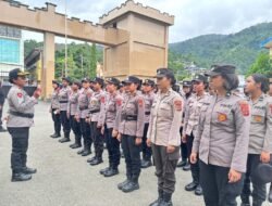 Rayakan HUT ke-77, Polwan Polda Papua Tebar Senyum dengan Bunga dan Cokelat