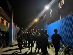 Polres Tolikara Polda Ppaua Tingkatkan Kamtibmas Lewat Patroli Jalan Kaki Malam Hari