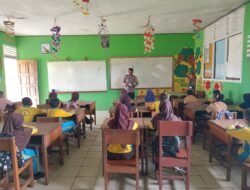Bhabinkamtibmas Polsek Kurik Lakukan Pendampingan Pendidikan di SD Inpres Kurik 3
