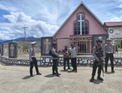 Jaga Kamtibmas di Hari Minggu, Tim Regu II Patroli Polres Tolikara Laksanakan Patroli Jalan Kaki Susuri Kota Karubaga