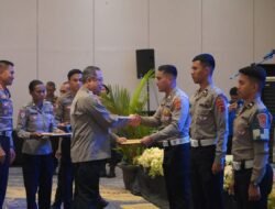 Brigpol Irvan Moernandany Terima Piagam Penghargaan pada Syukuran HUT Lalu Lintas ke-70 Polda Papua