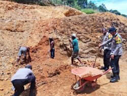 Bhabinkamtibmas Polres Tolikara Turun Langsung Bantu Warga Gotong Royong Di Desa Nanggulurik