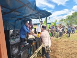 Kapolsek Bokondini Sambangi Warga Kampung Apiam, Serahkan Bantuan untuk Pembangunan Gereja Betel