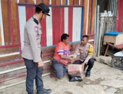 Sat binmas dan sie propam polres tolikara gelar bhakti sosial untuk penyandang disabilitas dan panitia hut jemaat gereja ebenhaezer ke-49