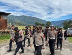 Dekatkan Diri Dengan Warga, Polres Tolikara Polda Papua Laksanakan Patroli Jalan Kaki