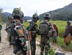 Pelayanan Kesehatan Dan Berikan Pakaian Gratis Prajurit Satgas Yonif 4 Marinir, Untuk Masyarakat Di Papua Pegunungan Tengah Distrik Obano
