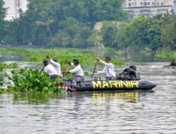 Dukung Hut Ke-80 Jawa Timur Dan World Clean Up Day 2025, TNI AL Ikut Serta Bersihkan Sungai Brantas di Surabaya
