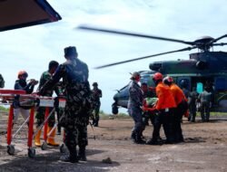TNI, ADF, dan Basarnas Evakuasi Warga Nyaris Tenggelam di Laut Selatan Jawa