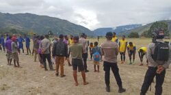 Polres Tolikara Polda Papua Melalui Sat Binmas Menghadiri Kegiatan Penutupan Pertadingan Sepak Bola