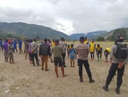 Polres Tolikara Polda Papua Melalui Sat Binmas Menghadiri Kegiatan Penutupan Pertadingan Sepak Bola