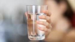 Minum saat Berdiri Bisa Bikin Beban Ginjal Lebih Berat, Apakah Benar?