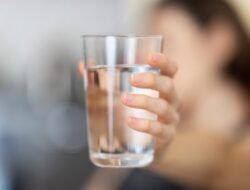 Minum saat Berdiri Bisa Bikin Beban Ginjal Lebih Berat, Apakah Benar?