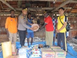 Polres Asmat Serahkan Bantuan Sembako di Kampung Mbait