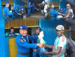 Polres Asmat Dukung Ketahanan Pangan dengan Serahkan Bantuan Jaring kepada Nelayan Kampung Per