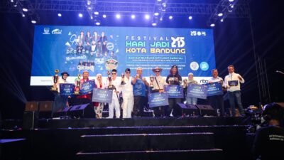 DSDABM dan Kecamatan Lengkong Juara Mobil Hias Sumirat Bandung Citylight Carnival