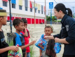 Satgas Humas Ops Damai Cartenz Berbagi Bersama Warga dan Anak-Anak di Jayapura