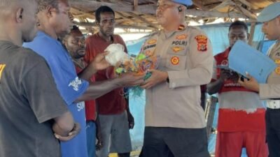 Dukung Ketahanan Pangan Nasional, Polres Asmat Serahkan Bantuan Jaring Ikan kepada Kelompok Nelayan