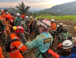 “Prajurit TNI AU Lanjutkan Pencarian Korban Longsor di Banjarnegara”