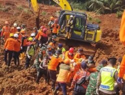 Tanpa Kenal Lelah Berjuang Menyelamatkan Jiwa di Tengah Bencana