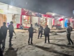 Regu II Siaga Polres Tolikara Laksanakan Patroli Jalan Kaki Ciptakan Situasi Kamtibmas Kondusif