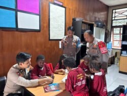 Program Si-IPAR Operasi Rasaka Cartenz 2025 Polres Pegunungan Bintang Ajak Anak-Anak Belajar Berhitung di Distrik Oksibil