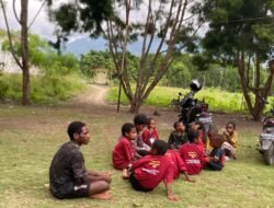 Subsatgas Si-Ipar Polres Jayapura Gelar Pembelajaran Bagi Anak-Anak dan Mama-Mama di Kompleks Bahtera Hebron