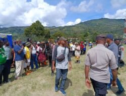 Polres Tolikara Hadir Dan Berikan Dukungan Dalam Kegiatan Bakar Batu Penggalangan Dana Natal