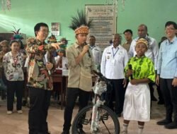Wapres Gibran Hadiahi Sepeda untuk Siswa Manokwari Berbakat dalam Berhitung Cepat Metode “Gasing”