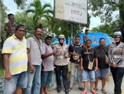 Polwan Ditlantas Polda Papua Laksanakan Program “Polantas Menyapa” Melalui Patroli PINANG BIRU di Kota Jayapura