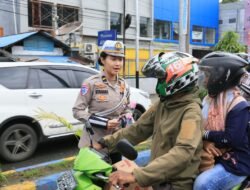 Polwan Cantik Ditlantas Polda Papua Barat Bagikan Coklat dan Bunga kepada Pengendara Tertib dalam Operasi Zebra Mansinam 2025