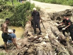 Polsek Demta Hadir untuk Warga : Jembatan Putus di KM 09 Ditangani Bersama Masyarakat