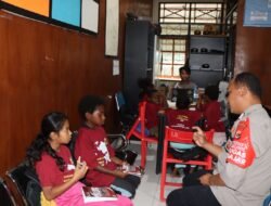 Program Si-IPAR Operasi Rasaka Cartenz 2025 Polres Pegunungan Bintang Hadirkan Pembelajaran Membaca dan Berhitung untuk Anak-Anak di Oksibil