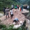 Kerja Sama Polsek Demta, Tokoh Pemuda, dan PT Skip Bulking Demta Wujudkan Perbaikan Sementara Jembatan KM 09