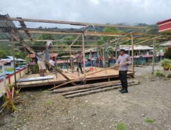 Polsek Bokondini dan Warga Gotong Royong Siapkan Peresmian Gereja GKI Solafide