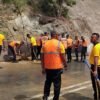 Polda Papua Terjunkan Personel Gabungan Bersihkan Jalan Ringroad dari Sisa-sisa Material Longsor