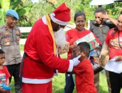 Polres Sarmi Tebar Kegembiraan Lewat Patroli Santa Ceria