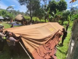 Personel Kompi 4 Batalyon D Pelopor Satbrimob Polda Papua Bantu Dirikan Tenda Darurat untuk Warga Terdampak Longsor di Distrik Asotipo